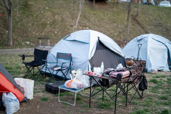 Voyage tout inclus VS aventure en solo : Le grand débat